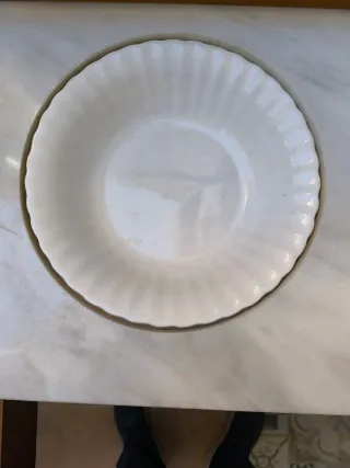 Tocador antiguo con espejo abatible y lavabo