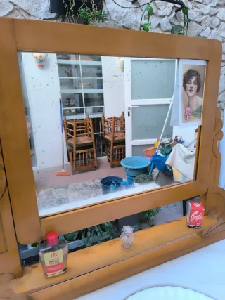 Tocador antiguo con espejo abatible y lavabo