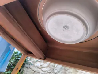 Tocador antiguo con espejo abatible y lavabo