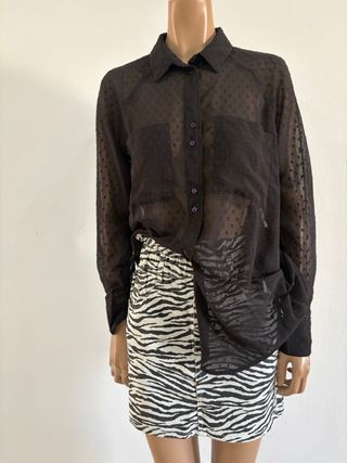 Camisa negra transparente con puntos