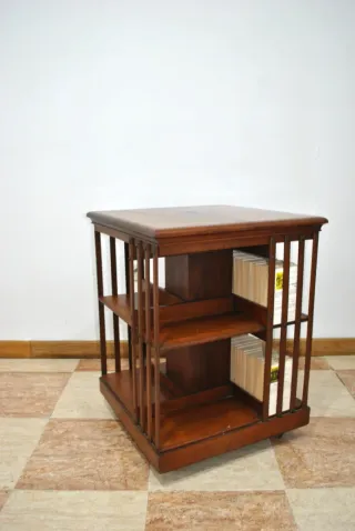 Antigua mesa librería giratoria