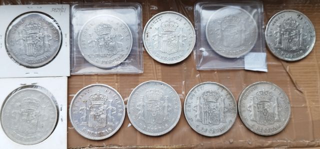 A spot Duros de plata diversos reyes y años.