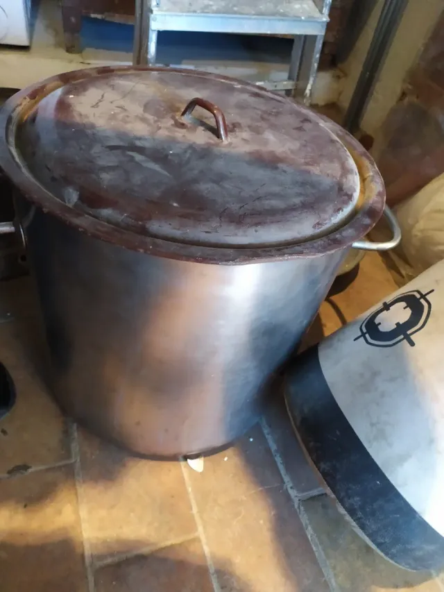 Olla grande de metal