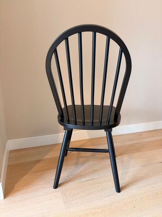 Mesa Comedor IKEA SKOGSTA + 4 Sillas Negras