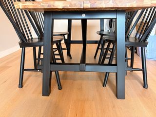 Mesa Comedor IKEA SKOGSTA + 4 Sillas Negras