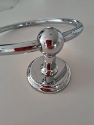 Toallero de metal redondo plateado