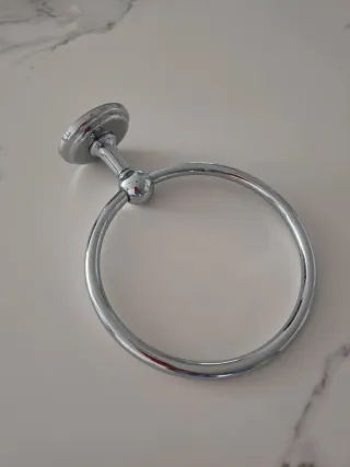 Toallero de metal redondo plateado