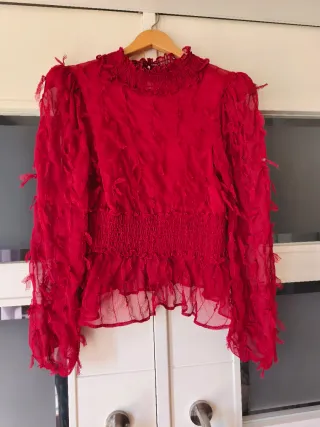 Blusa Zara roja con volantes y cuello alto