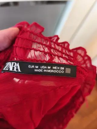 Blusa Zara roja con volantes y cuello alto