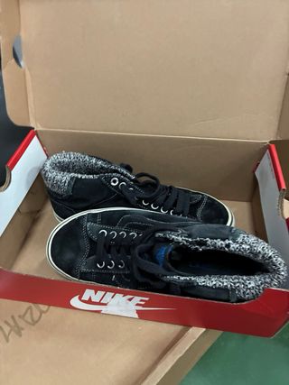 Zapatillas Vans Negras con Detalles Multicolor