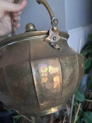 Tetera antigua de metal con asa de madera