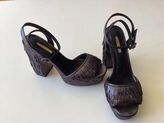 Sandalias de tacón plateadas con flecos “Corina”