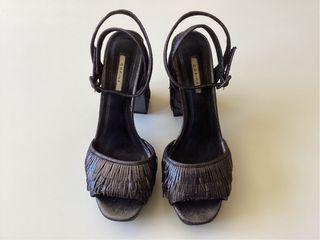 Sandalias de tacón plateadas con flecos “Corina”