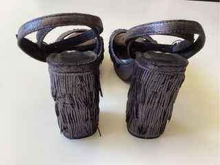 Sandalias de tacón plateadas con flecos “Corina”