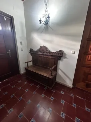 Banco recibidor con baúl de madera tallado