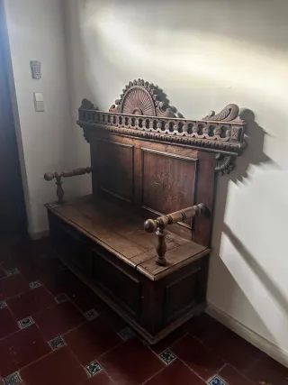 Banco recibidor con baúl de madera tallado