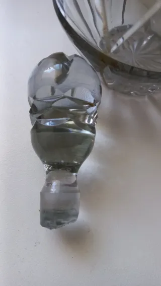 Botella de cristal tallado con tapón