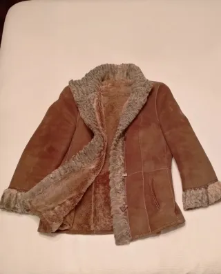 Chaquetón piel vuelta.
