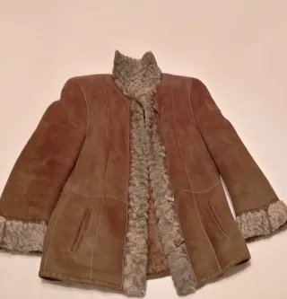 Chaquetón piel vuelta.