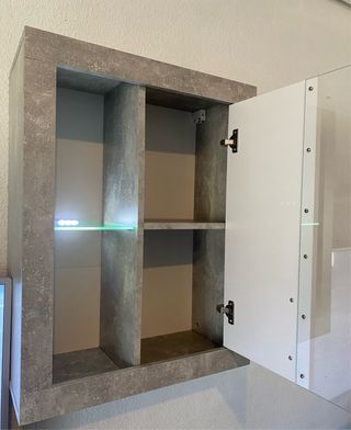Mueble de salón gris y blanco
