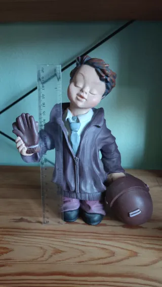 Figura decorativa niño motero