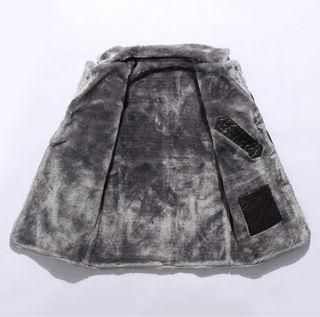 Abrigo negro largo con forro cálido