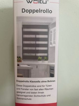 Estor enrollable beige y blanco