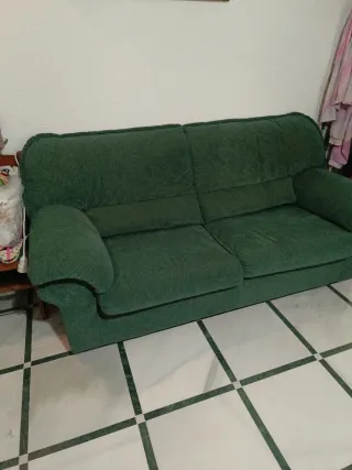 Sofá de tela verde