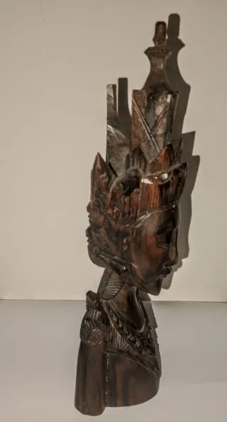 Statuetta in legno raffigurante una divinità orien