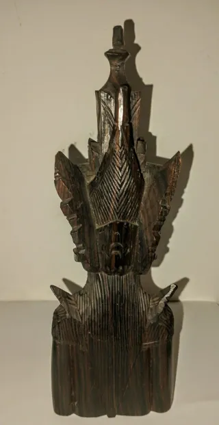 Statuetta in legno raffigurante una divinità orien