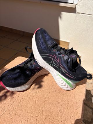 Zapatillas ASICS Running Negras y Rosas