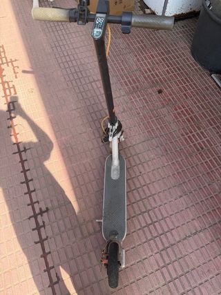 Patinete eléctrico blanco