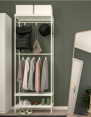 Perchero IKEA con estantes y ganchos