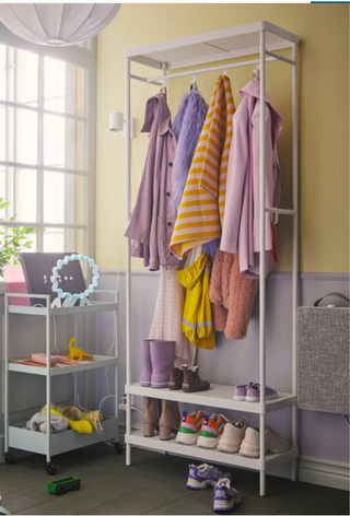 Perchero IKEA con estantes y ganchos