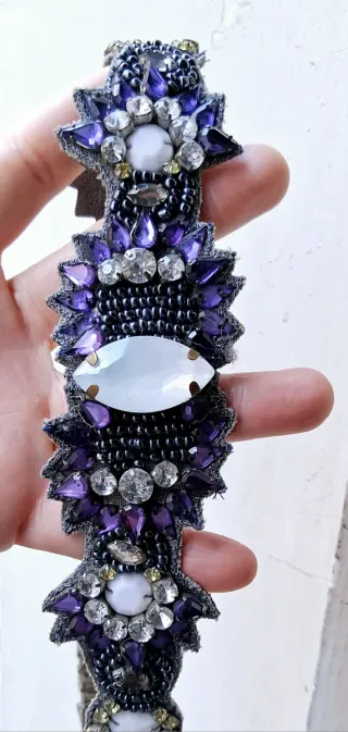 Cinturón elástico con pedrería morada y plateada