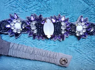 Cinturón elástico con pedrería morada y plateada