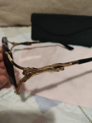 Gafas de sol Cartier doradas y moradas