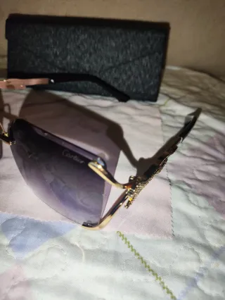 Gafas de sol Cartier doradas y moradas