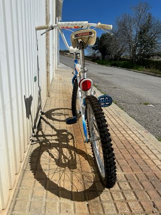 Bicicleta BMX Azul y Blanca