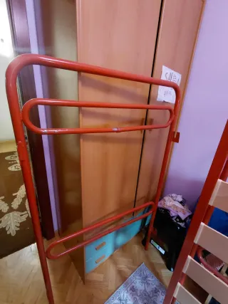 Estructura de cama litera metálica y madera