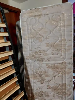 Estructura de cama litera metálica y madera