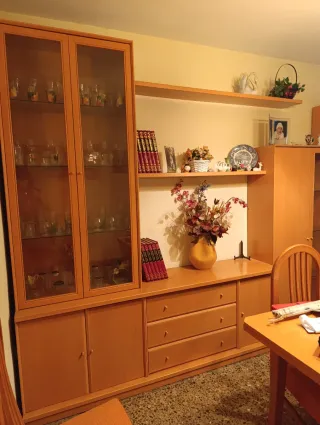 Mueble madera con cristaleras
