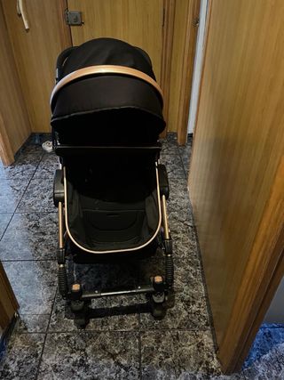 Carrito de bebé negro y dorado