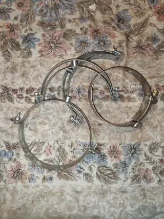 Abrazadera metálica ajustable