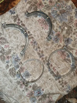 Abrazadera metálica ajustable