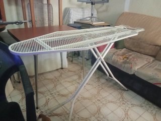 Plancha y tabla de planchar.