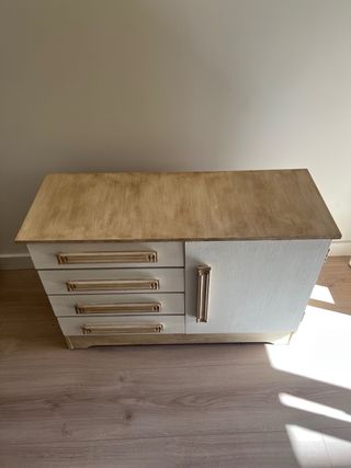 Cómoda de madera pintada