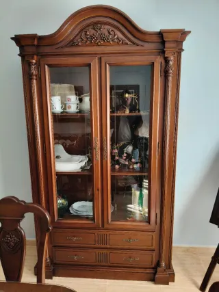 Mesa de comedor de madera y cristal