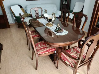 Mesa de comedor de madera y cristal