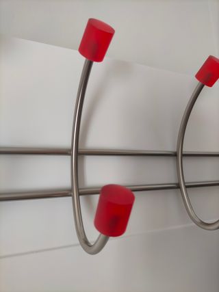 Perchero metálico colgante para puerta.